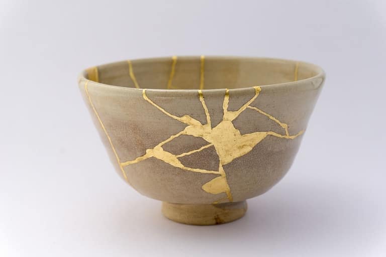 Kintsugi, the art of repairing with gold